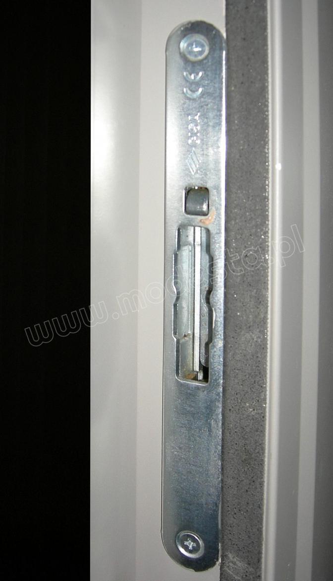automatic door latch of passive door leaf 
